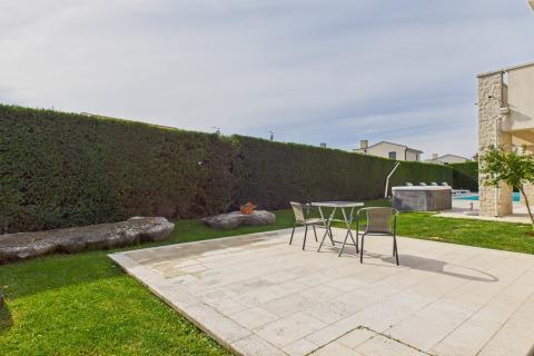 Istra, Sveti Lovreč -Moderna luksuzna kuća s bazenom i jacuzzijem na velikoj okućnici