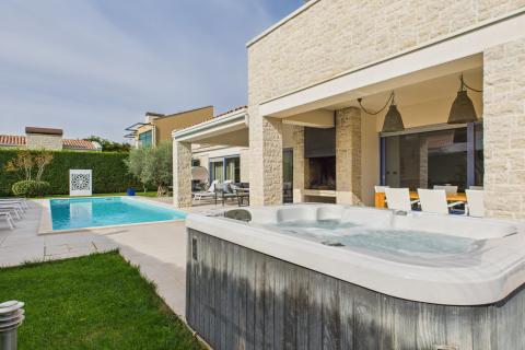 Istra, Sveti Lovreč -Moderna luksuzna kuća s bazenom i jacuzzijem na velikoj okućnici