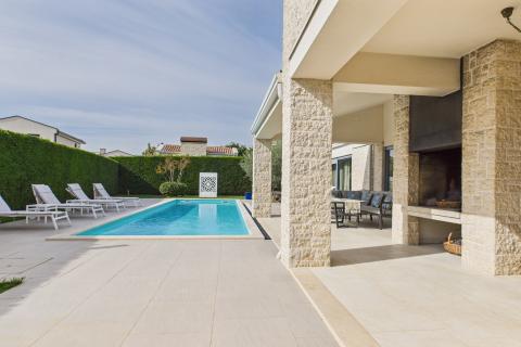 Istra, Sveti Lovreč -Moderna luksuzna kuća s bazenom i jacuzzijem na velikoj okućnici