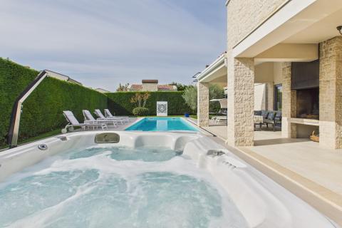 Istra, Sveti Lovreč -Moderna luksuzna kuća s bazenom i jacuzzijem na velikoj okućnici