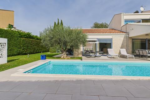 Istra, Sveti Lovreč -Moderna luksuzna kuća s bazenom i jacuzzijem na velikoj okućnici