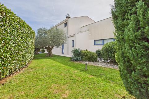 Istra, Sveti Lovreč -Moderna luksuzna kuća s bazenom i jacuzzijem na velikoj okućnici