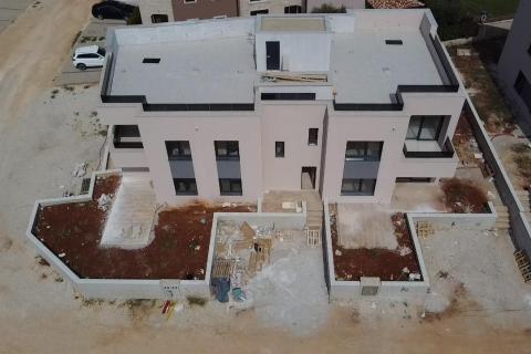 Istra, Poreč, trosoban stan sa vrtom u novogradnji