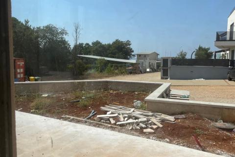 Istra, Poreč - trosoban stan sa vrtom u novogradnji