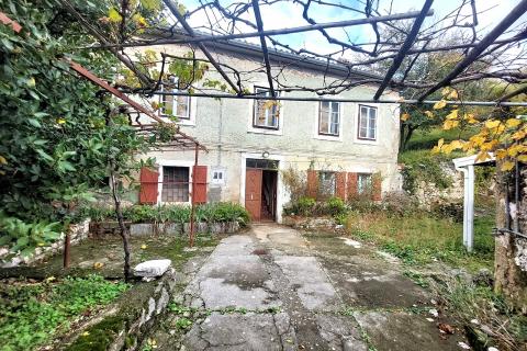 Crikvenica, Bribir- kamena kuća s prostranom okućnicom