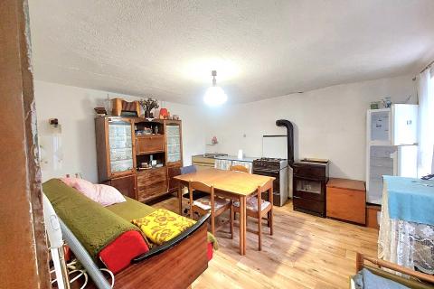 Crikvenica, Bribir- kamena kuća s prostranom okućnicom