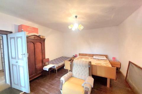 Crikvenica, Bribir- kamena kuća s prostranom okućnicom