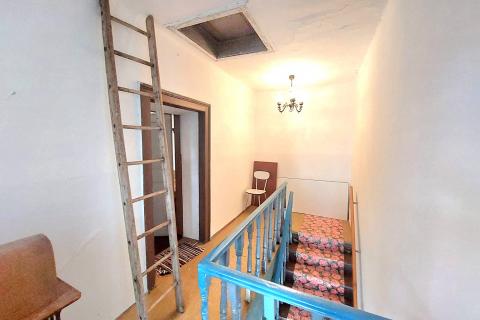 Crikvenica, Bribir- kamena kuća s prostranom okućnicom