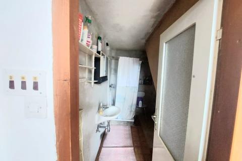 Crikvenica, Bribir- kamena kuća s prostranom okućnicom