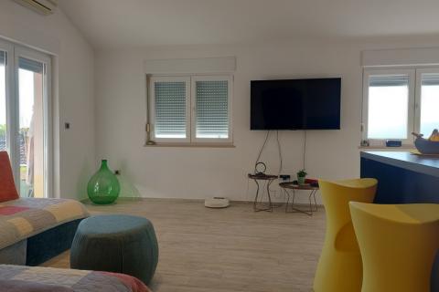 Rijeka, Srdoči, dvosobni stan 77 m2, balkon