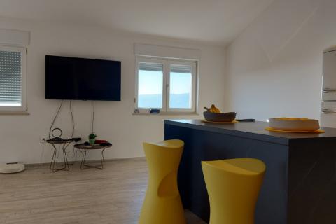 Rijeka, Srdoči, dvosobni stan 77 m2, balkon