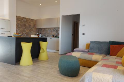 Rijeka, Srdoči, dvosobni stan 77 m2, balkon