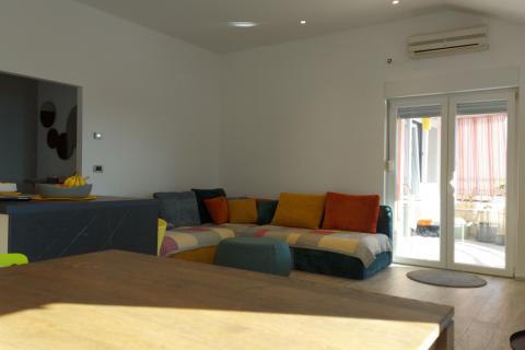 Rijeka, Srdoči, dvosobni stan 77 m2, balkon