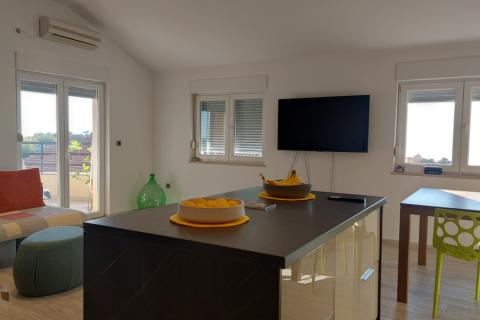 Rijeka, Srdoči, dvosobni stan 77 m2, balkon