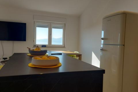 Rijeka, Srdoči, dvosobni stan 77 m2, balkon