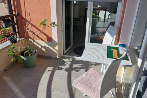 Rijeka, Srdoči, dvosobni stan 77 m2, balkon