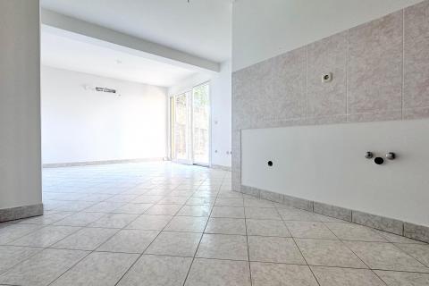 Otok Krk, Njivice, trosobni stan, terasa, pogled