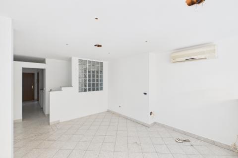 Otok Krk, Njivice, trosobni stan, terasa, parking