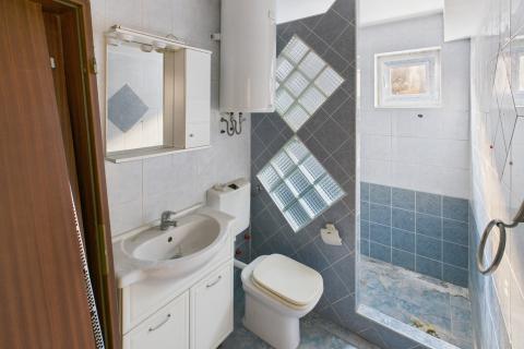 Otok Krk, Njivice, trosobni stan, terasa, parking