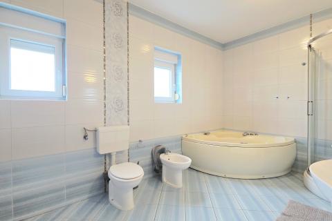 Zagreb, ŠESTINE | Moderna vila na tri etaže s vrtom i terasama