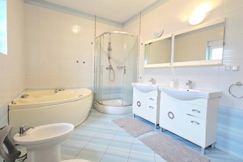 Zagreb, ŠESTINE | Moderna vila na tri etaže s vrtom i terasama