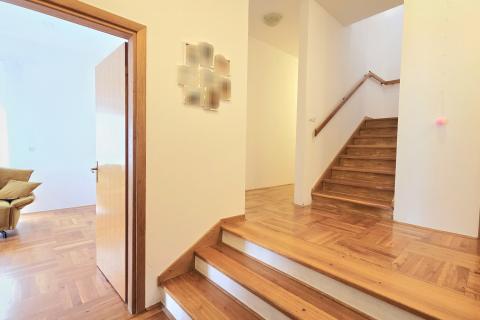 Zagreb, ŠESTINE | Moderna vila na tri etaže s vrtom i terasama