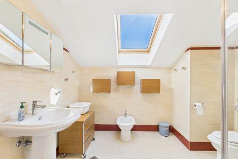 Crikvenica, Selce - najam dvoetažnog stana prvi red uz more