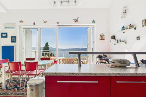 Crikvenica, Selce - najam dvoetažnog stana prvi red uz more