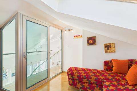 Crikvenica, Selce - najam dvoetažnog stana prvi red uz more