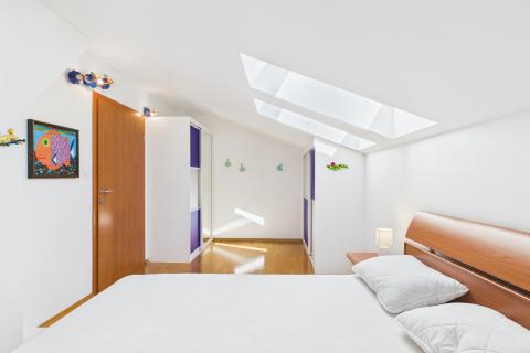 Crikvenica, Selce - najam dvoetažnog stana prvi red uz more