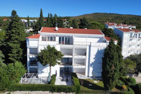 Crikvenica, Selce - najam dvoetažnog stana prvi red uz more