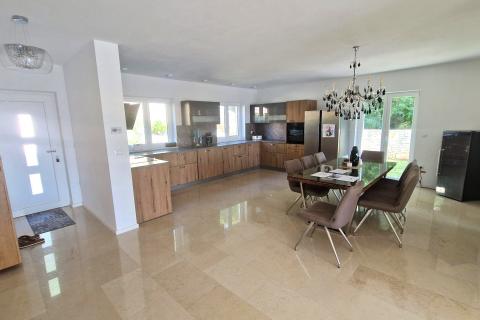 Istra, Rovinj okolica - villa sa dva stana okružena prirodom