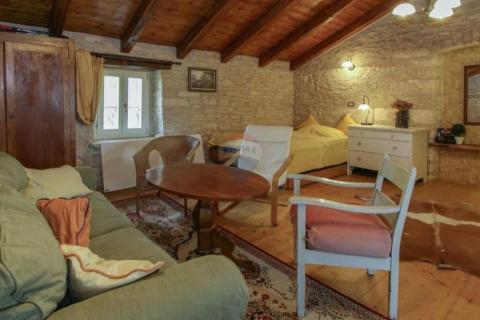 Istra, Svetvinčenat okolica - autohtona kamena kuća sa bazenom