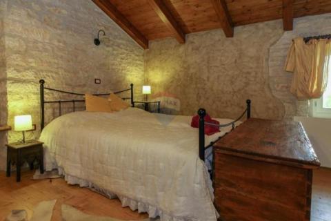 Istra, Svetvinčenat okolica - autohtona kamena kuća sa bazenom