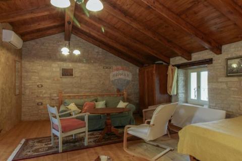 Istra, Svetvinčenat okolica - autohtona kamena kuća sa bazenom