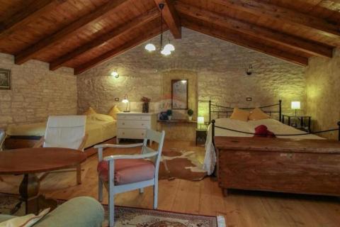 Istra, Svetvinčenat okolica - autohtona kamena kuća sa bazenom