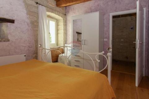 Istra, Svetvinčenat okolica - autohtona kamena kuća sa bazenom