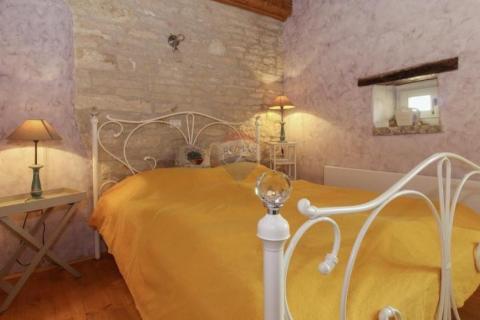 Istra, Svetvinčenat okolica - autohtona kamena kuća sa bazenom