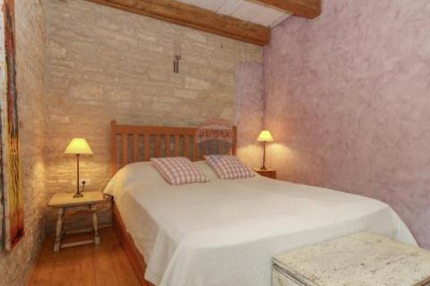 Istra, Svetvinčenat okolica - autohtona kamena kuća sa bazenom