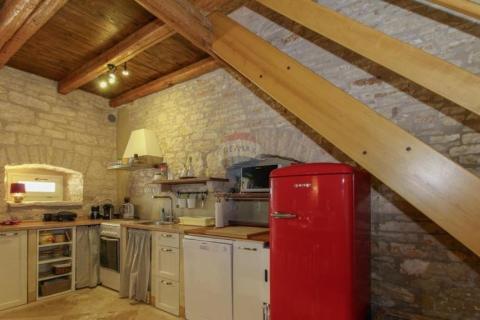 Istra, Svetvinčenat okolica - autohtona kamena kuća sa bazenom