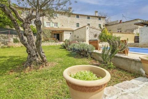 Istra, Svetvinčenat okolica - autohtona kamena kuća sa bazenom