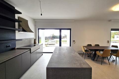 Istra, Rakalj- moderna vila s bazenom i pogledom na more