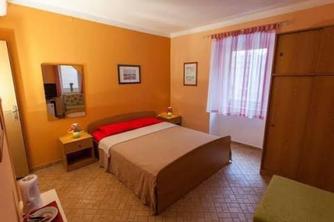 Cres, centar - ugostiteljsko - stambeni objekt