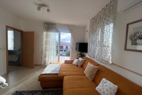 Poreč, okolica, kuća sa dva stana i pogledom na more