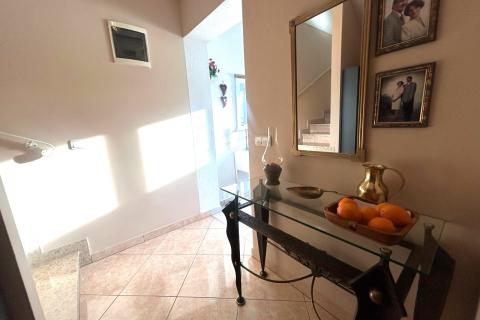 Poreč, okolica, kuća sa dva stana i pogledom na more