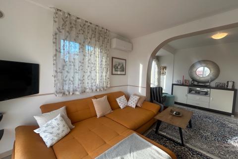 Poreč, okolica, kuća sa dva stana i pogledom na more