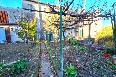 Rovinj, kuća sa vrtom i cisternom, mirna ulica, za renovaciju