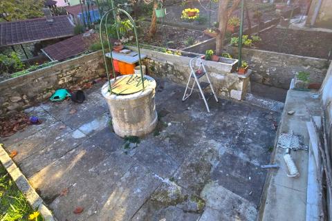 Rovinj, kuća sa vrtom i cisternom, mirna ulica, za renovaciju