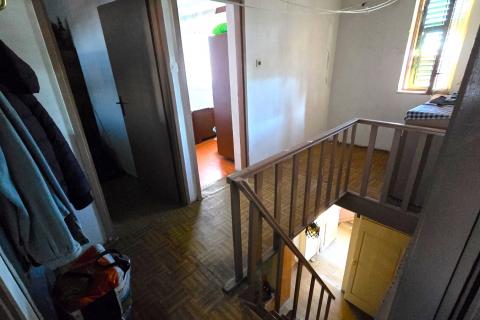 Rovinj, kuća sa vrtom i cisternom, mirna ulica, za renovaciju