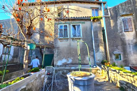 Rovinj, kuća sa vrtom i cisternom, mirna ulica, za renovaciju